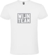 Wit T shirt met print van " Wijn Team " print Zilver size M