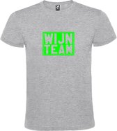 Grijs T shirt met print van " Wijn Team " print Neon Groen size S