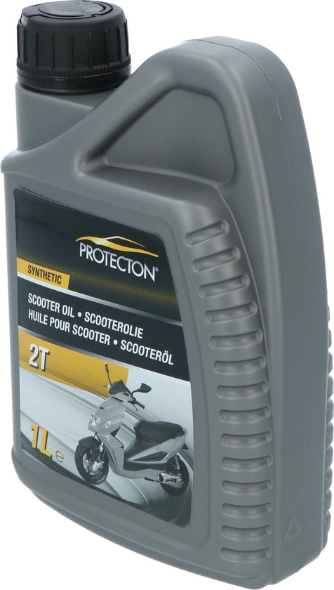 Grijze fles Protecton 2T scooterolie, 1L, op de zijkant. Label met scooter, 'SYNTHETIC', 'SCOOTER OIL' en tekst.