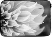 Laptophoes 14 inch - Close-up abstracte bloem - zwart wit - Laptop sleeve - Binnenmaat 34x23,5 cm - Zwarte achterkant