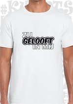 ZIJ GELOOFT IN MIJ heren t-shirt - Wit - Maat S - Korte mouwen - Ronde hals - Andre Hazes - Holland zingt Hazes - Quotes - Kwoots - Meezingen met klassiekers