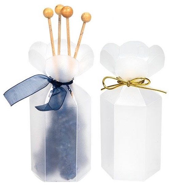 Twee doorschijnende, hexagonale doosjes. Eén met blauwe inhoud, blauwe strik en houten stokjes, één leeg met gouden strik.