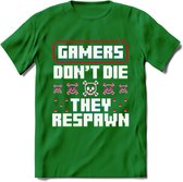 Gamers don't die pixel T-shirt | Gaming kleding | Grappig game verjaardag cadeau shirt Heren – Dames – Unisex | - Donker Groen - XL