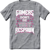 Gamers don't die T-shirt | Roze | Gaming kleding | Grappig game verjaardag cadeau shirt Heren – Dames – Unisex | - Donker Grijs - Gemaleerd - M
