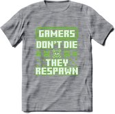 Gamers don't die pixel T-shirt | Neon Groen | Gaming kleding | Grappig game verjaardag cadeau shirt Heren – Dames – Unisex | - Donker Grijs - Gemaleerd - S