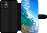 Bookcase Geschikt voor iPhone 12 Pro telefoonhoesje - Een close-up van een golf die breekt voor de kust van Hawaii - Met vakjes - Wallet case met magneetsluiting