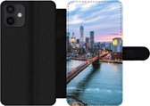 Bookcase Geschikt voor iPhone 12 telefoonhoesje - Skyline van New York bij de Brooklyn Bridge - Met vakjes - Wallet case met magneetsluiting
