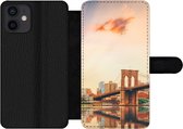 Bookcase Geschikt voor iPhone 12 telefoonhoesje - New York - Brooklyn - Bridge - Zonsondergang - Met vakjes - Wallet case met magneetsluiting