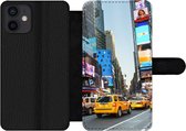 Bookcase Geschikt voor iPhone 12 telefoonhoesje - New York - Taxi - Geel - Met vakjes - Wallet case met magneetsluiting