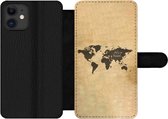 Bookcase Geschikt voor iPhone 12 Pro telefoonhoesje - Wereldkaart - Zwart - Spreuken - Met vakjes - Wallet case met magneetsluiting