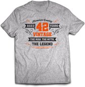 42 Jaar Legend - Feest kado T-Shirt Heren / Dames - Antraciet Grijs / Oranje - Perfect Verjaardag Cadeau Shirt - grappige Spreuken, Zinnen en Teksten. Maat S