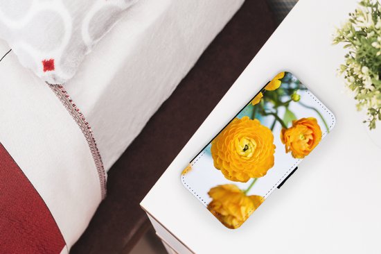 Bookcase pour iPhone 13 Pro Bookcase - Fleurs - Extérieur - Oranje - Avec poches - Étui portefeuille avec fermeture magnétique