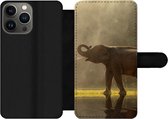 Bookcase Geschikt voor iPhone 13 Pro Max telefoonhoesje - Olifant - Water - Dieren - Natuur - Met vakjes - Wallet case met magneetsluiting