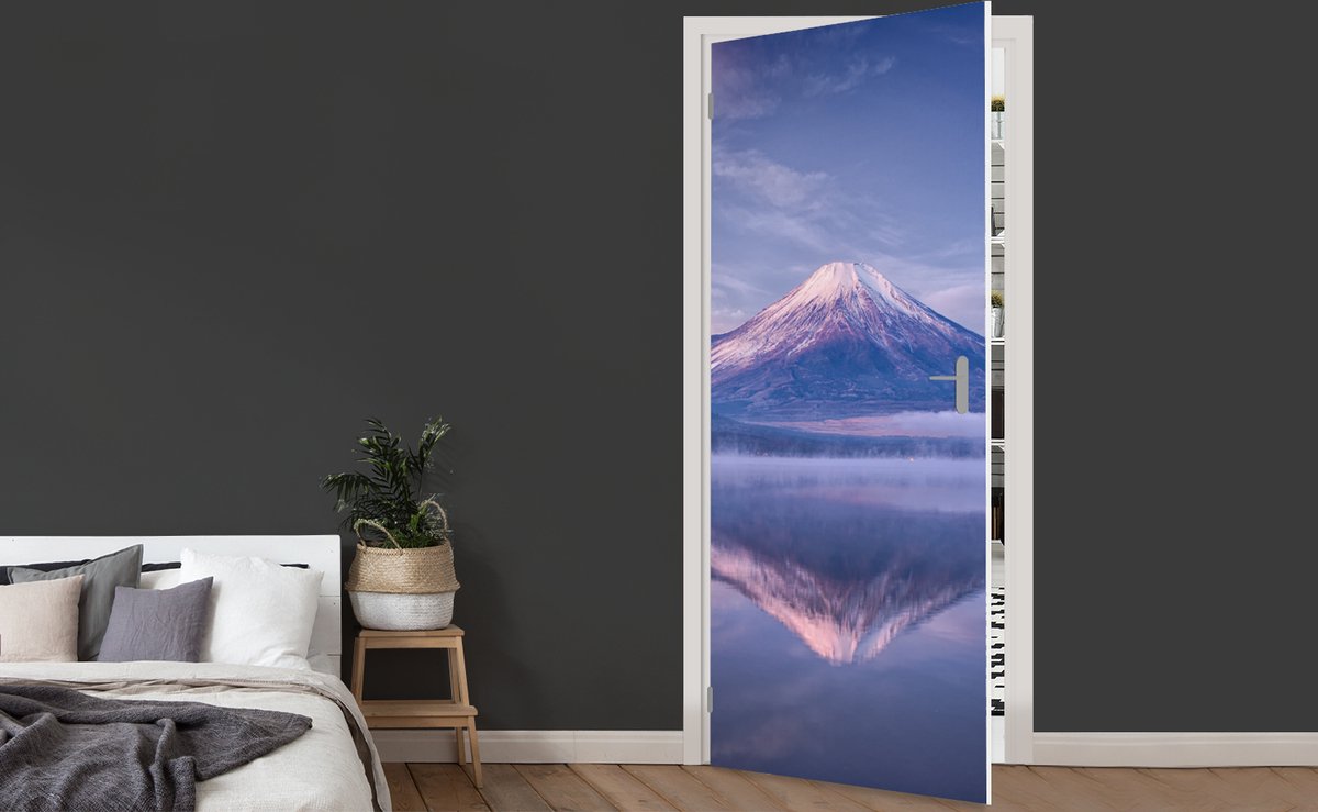 Afbeelding van product StickerSnake  Deursticker De Aziatische Fuji berg met weerspiegeling in het water - 85x205 cm - Deurposter
