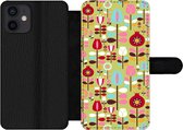 Bookcase Geschikt voor iPhone 12 telefoonhoesje - Patronen - Bloemen - Kleuren - Met vakjes - Wallet case met magneetsluiting