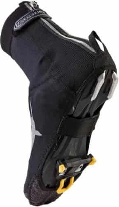 Zwarte Sealskinz overschoen met een grijze zeehond en fietspedalen onder de schoen.