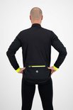 Achterkant van een man in zwart fietsjack met fluor gele manchet accenten en een rits op de achterzak.
