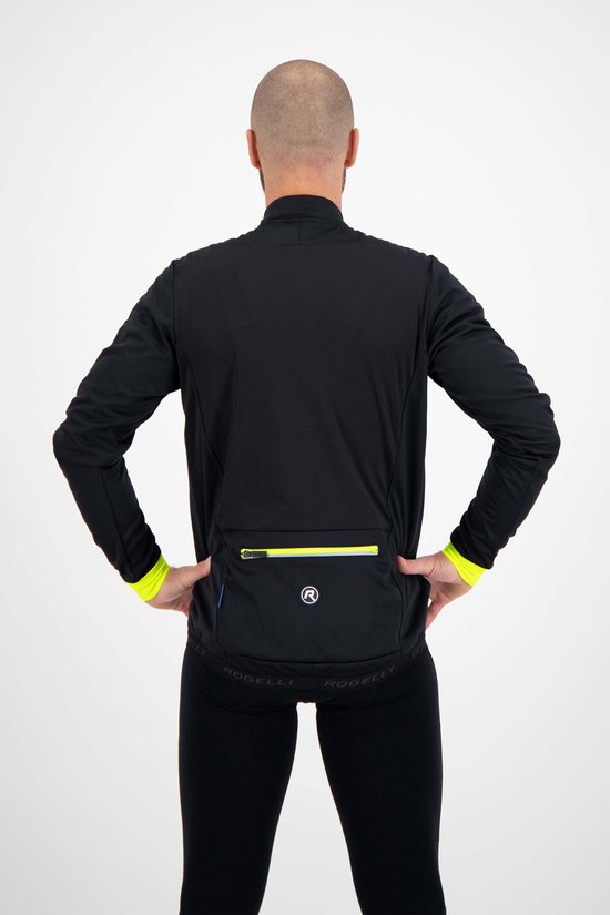 Achterkant van een man in zwart fietsjack met fluor gele manchet accenten en een rits op de achterzak.