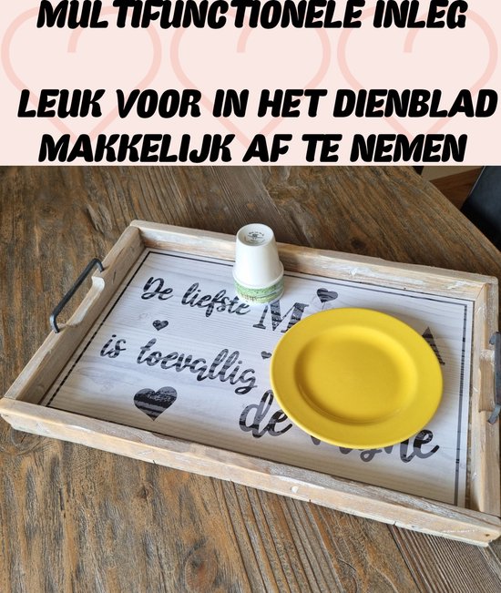 Dienblad met rustieke uitstraling met een inleg waarop de tekst 'De liefste MAMA is toevallig de mijne' staat. Een bord en een beker staan op het dienblad.