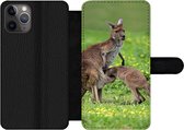 Bookcase pour iPhone 11 Pro Bookcase - Kangourou - Fleurs - Jeune - Avec poches - Étui portefeuille avec fermeture magnétique