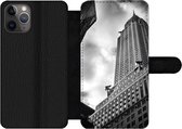 Bookcase Geschikt voor iPhone 11 Pro Max telefoonhoesje - Chrysler Gebouw in New York vanaf de onderkant gemaakt in zwart-wit - Met vakjes - Wallet case met magneetsluiting