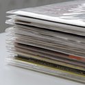 Stapel LP-hoezen, met zichtbare platen en de gestanste randen van de hoezen.