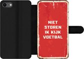 Bookcase Geschikt voor iPhone 7 telefoonhoesje - Quotes - Spreuken - Niet storen ik kijk voetbal - Voetbal - Met vakjes - Wallet case met magneetsluiting