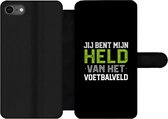 Bookcase Geschikt voor iPhone SE 2020 telefoonhoesje - Quotes - Jij bent mijn held van het voetbalveld - Spreuken - Voetbal - Met vakjes - Wallet case met magneetsluiting