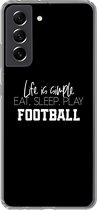 Geschikt voor Samsung Galaxy S21 FE hoesje - Life is simple, eat sleep play football - Spreuken - Quotes - Voetbal - Siliconen Telefoonhoesje