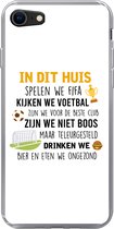 Geschikt voor iPhone SE 2020 hoesje - In dit huis spelen we Fifa - Quotes - Spreuken - Voetbal - Siliconen Telefoonhoesje