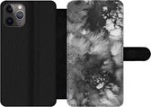 Bookcase Geschikt voor iPhone 11 Pro Max telefoonhoesje - Beton print - Verf - Zwart - Met vakjes - Wallet case met magneetsluiting
