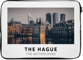Laptophoes 14 inch - Nederland - Avond - Den Haag - Laptop sleeve - Binnenmaat 34x23,5 cm - Zwarte achterkant