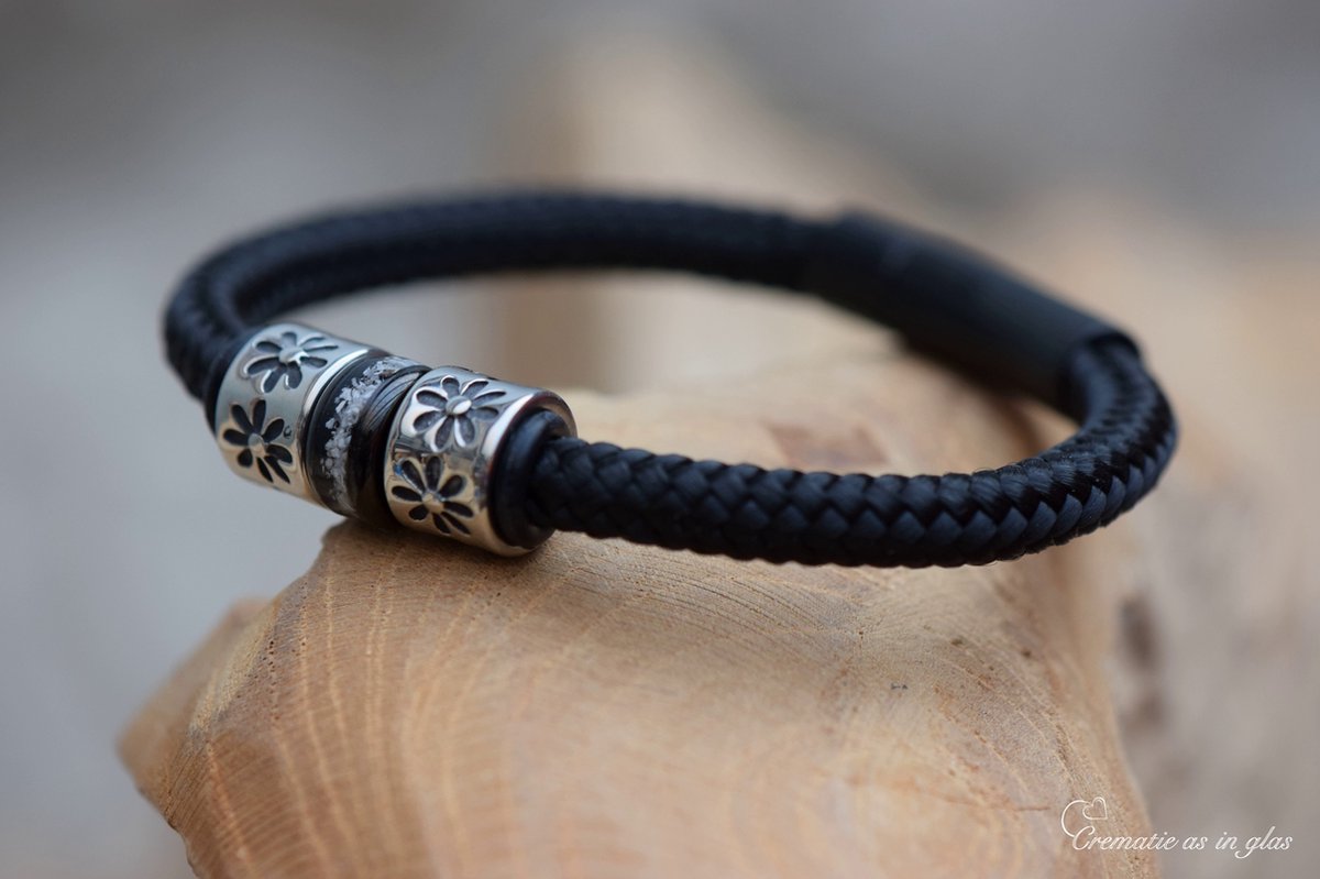 Urn-Crematie-as heren armband- Sieraad wordt voor u op maat gemaakt!- 6mm Sail Rope heren armband met crematie-as verwerkt in bedel- Bloem rvs kralen-Herinneringsarmband-Assieraad-urn- zwart kop/kom klik sluiting-Crematie-as verwerkt in glas en hars