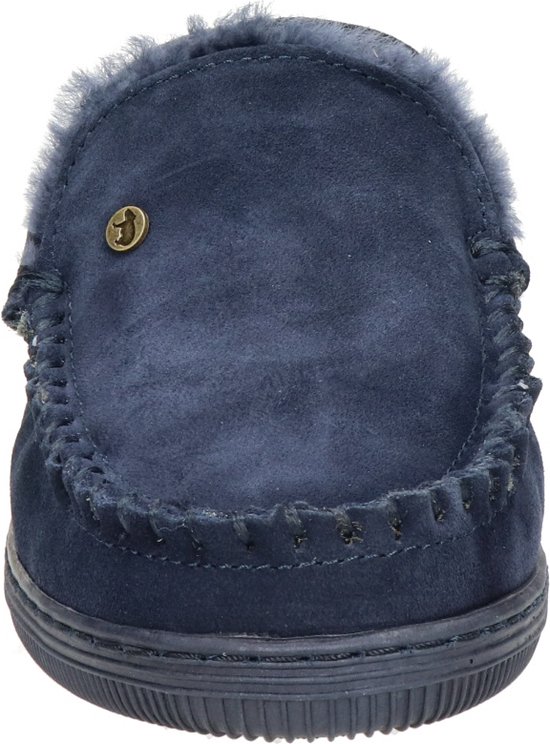Donkerblauwe suède instapper met blauwe bontrand en mocassin-stiksels.