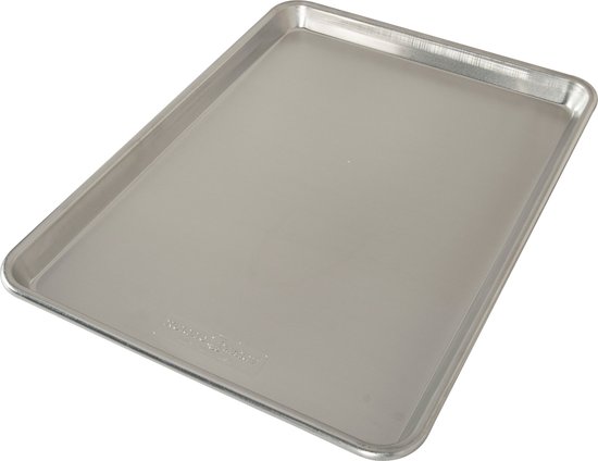 Een lege aluminium bakplaat met een lichte glans.
