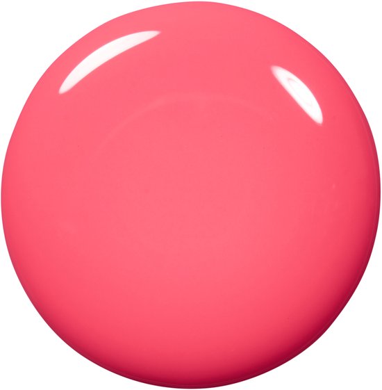Een ronde swatch van Essie nagellak in de kleur 'cute as a button', een glanzende koraalroze tint.