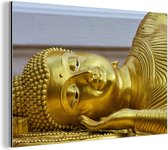 Wanddecoratie Metaal - Aluminium Schilderij Industrieel - Liggende Boeddha van goud - 120x80 cm - Dibond - Foto op aluminium - Industriële muurdecoratie - Voor de woonkamer/slaapkamer