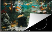 KitchenYeah® Inductie beschermer 81.6x52.7 cm - Kleine visjes in een aquarium - Kookplaataccessoires - Afdekplaat voor kookplaat - Inductiebeschermer - Inductiemat - Inductieplaat mat
