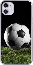 Geschikt voor iPhone 11 hoesje - Voetbal in het gras - Siliconen Telefoonhoesje