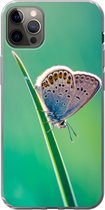 Geschikt voor iPhone 13 Pro Max hoesje - Vlinder - Gras - Licht - Siliconen Telefoonhoesje