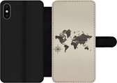 Bookcase Geschikt voor iPhone X telefoonhoesje - Wereldkaart - Hout - Bruin - Met vakjes - Wallet case met magneetsluiting