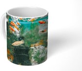 Mok - Koffiemok - Kleine visjes in een aquarium - Mokken - 350 ML - Beker - Koffiemokken - Theemok