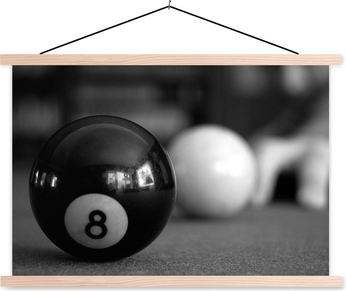 Twee ballen op een biljarttafel zwart