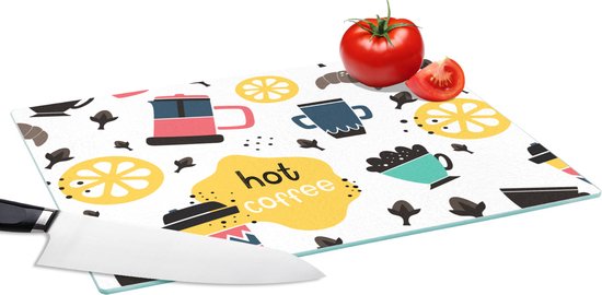 Planche à découper en verre avec fond blanc, imprimée d'illustrations colorées de café comme une cafetière, des tasses, des citrons et des croissants.