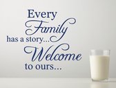 Stickerheld - Muursticker "Every family has a story... Welcome to ours..." Quote - Woonkamer - inspirerend - Engelse Teksten - Mat Donkerblauw - 27.5x34.6cm