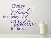 Stickerheld - Muursticker "Every family has a story... Welcome to ours..." Quote - Woonkamer - inspirerend - Engelse Teksten - Mat Paars - 27.5x34.6cm