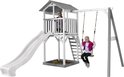 Houten speelhuisje met grijze en witte kleuren, glijbaan, schommel en twee kinderen. Een kind speelt op de schommel.