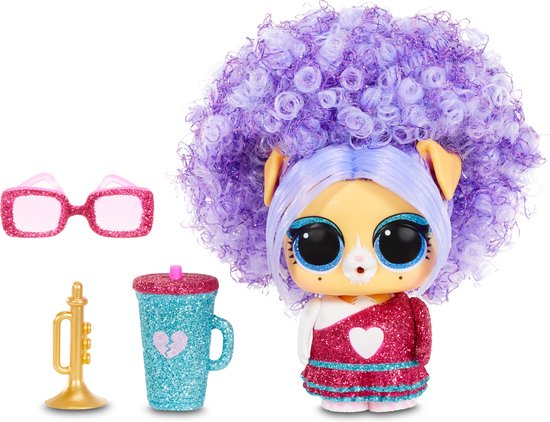 L.O.L. Surprise! pop met groot paars kroeshaar, glitterjurk, bril, beker en trompet.