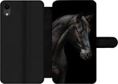 Bookcase Geschikt voor iPhone XR telefoonhoesje - Paard - Dieren - Zwart - Portret - Met vakjes - Wallet case met magneetsluiting
