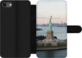 Bookcase Geschikt voor iPhone 8 telefoonhoesje - New York - Vrijheidsbeeld - Amerika - Met vakjes - Wallet case met magneetsluiting